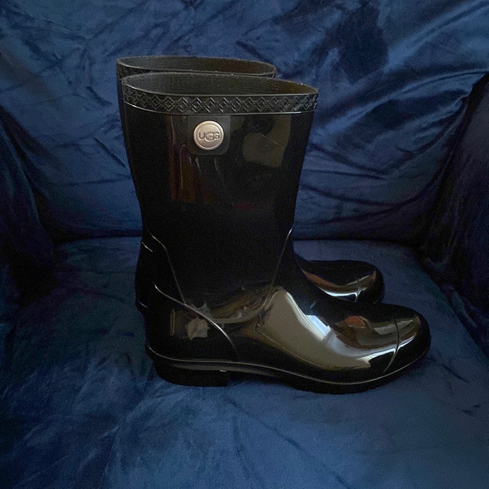 Rain boots - Black size 9 Senna waterproof slightly worn.